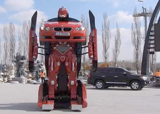 Xem xe BMW siêu sang biến hình thành robot khổng lồ